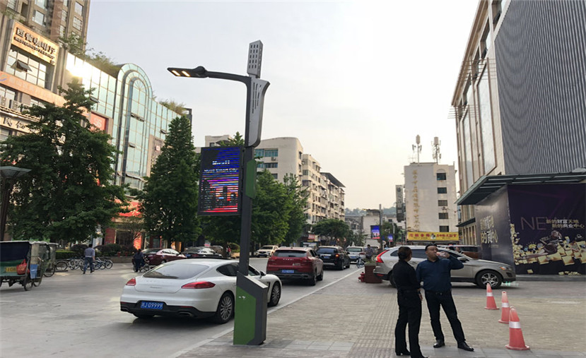 新天地旁边城区道路上,智慧路灯也成为遂宁市cbd区域的一道靓丽景观.图片