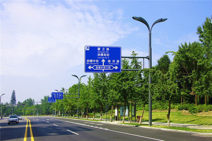 与交通指示牌合杆