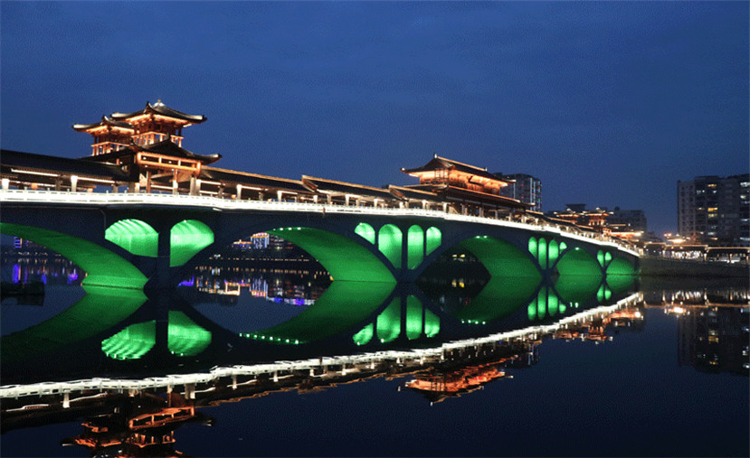 昔日彩虹桥,如今网红桥,新津这座廊桥夜景你去打卡了