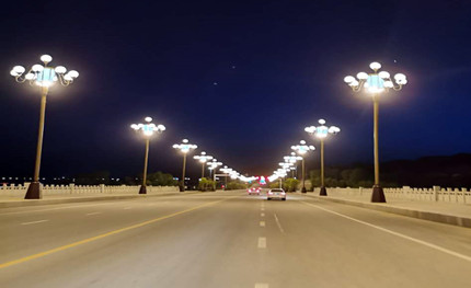 这些景观路灯，与海东市核心区的景观大道如此般配